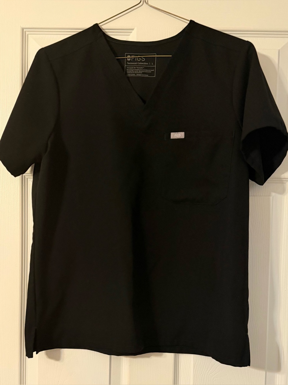 Figs Black V-Neck Scrub Top and Kade Cargo pants in Black - size Large